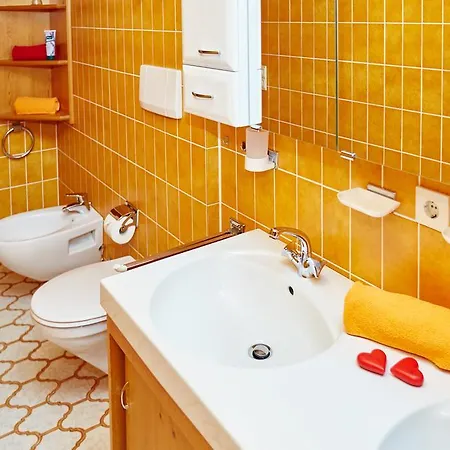 Jahn Apartman *